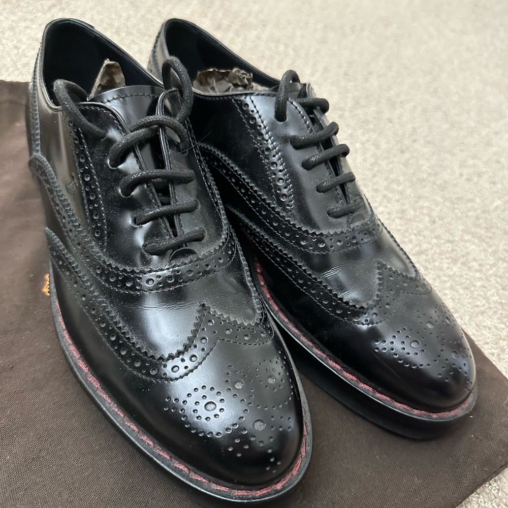Tod's Black Leather Flats with Classic Detailing